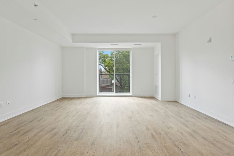 Leerer, frisch renovierter Raum mit hellem Holzfußboden und großen Fenstern – ideal nach einer professionellen Entrümpelung in Frankfurt.
