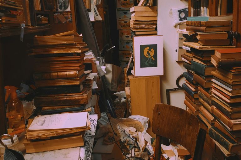 Eine Messie-Wohnung mit ganz vielen alten Möbeln und Büchern vor einer Entrümpelung